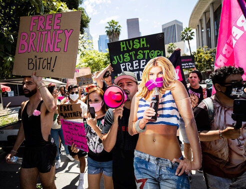 Μέλη από το κίνημα #FreeBritney διαδηλώνουν για να ελευθερωθεί η Μπρίτνεϊ Σπίαρς από την κηδεμονία του πατέρα της