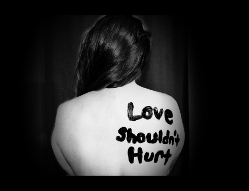 13 ατράνταχτα σημάδια ότι ζεις με έναν κακοποιητή