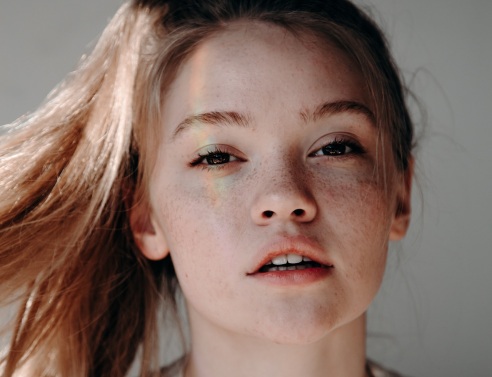 Πρόσωπο γυναίκας με ξανθά μαλλιά