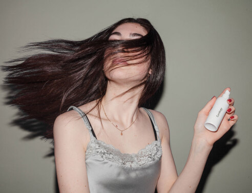 Κοπέλα με μαύρα μαλλιά