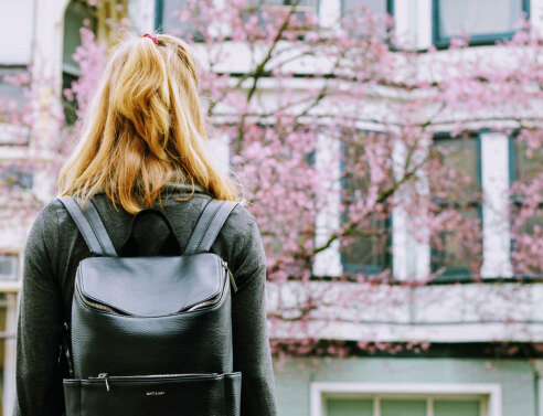Ξανθιά κοπέλα με γυρισμένη πλάτη και σακίδιο 