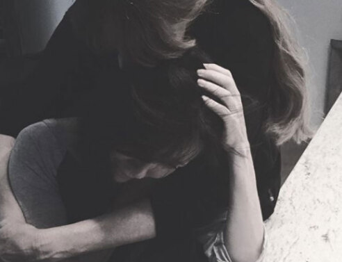 Η Σάνον Ντόχερτι καταρρέει την ημέρα που αποφασίζει να κόψει τα μαλλιά της