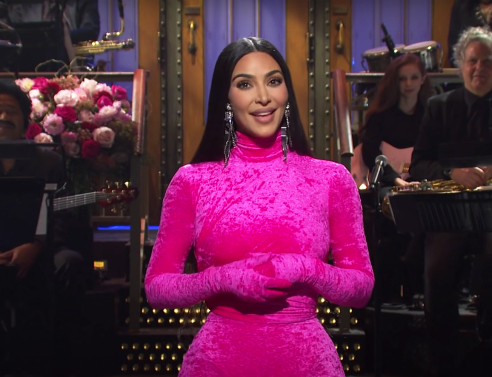 Η Κιμ Καρντάσιαν με ροζ Balenciaga στο Saturday Night Live