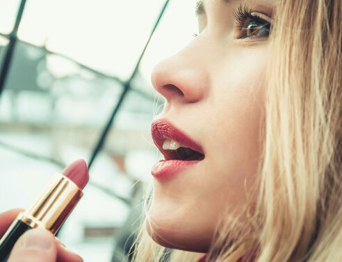 Κοπέλα βάζει κραγιόν