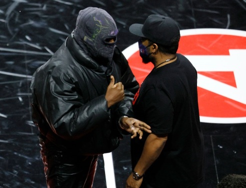 O ράπερ Kanye West με μάσκα μιλά με τον Ice Cube