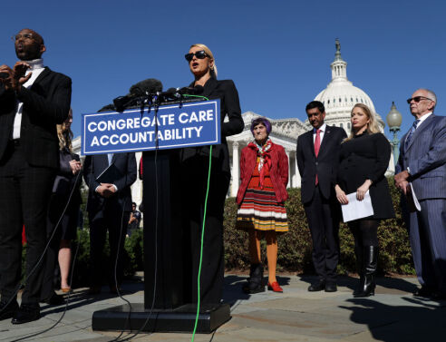 H Πάρις Χίλτον έξω από το Καπιτώλιο μιλά για την κακοποίηση που υπέστη