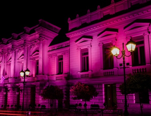 Η Estée Lauder φωταγώγησε ροζ το κτήριο του Εθνικού Θεάτρου, στο πλαίσιο της εκστρατείας ενημέρωσης για τον Καρκίνο του Μαστού.  