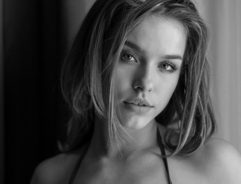 Ασπρόμαυρο πορτραίτο κοπέλας