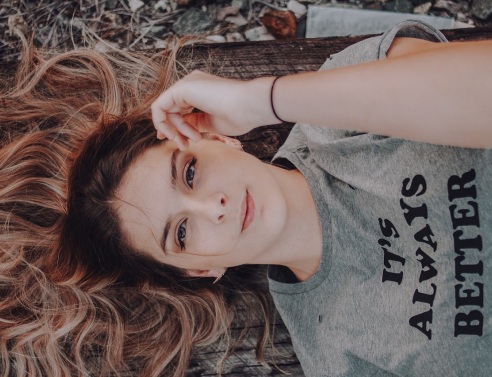 Γυναίκα ξαπλωμένη στο έδαφος