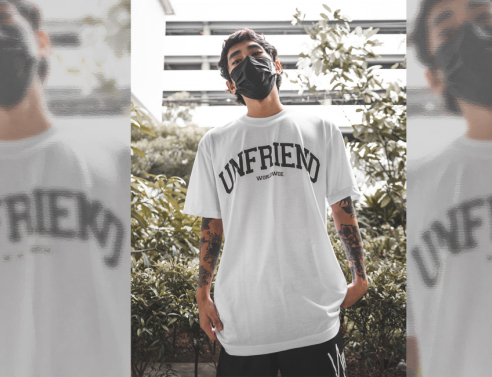 Άντρας με μπλούζα Unfriend