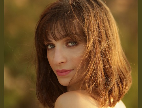 Μια γυναίκα με καρέ κούρεμα. 