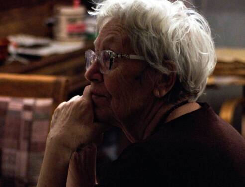 Ηλικιωμένη γυναίκα με γυαλιά