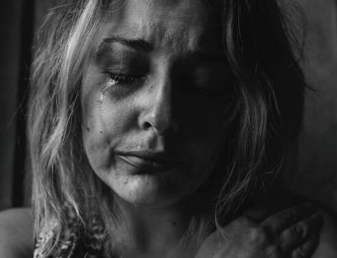 Ασπρόμαυρη φωτογραφία γυναίκας που κλαίει