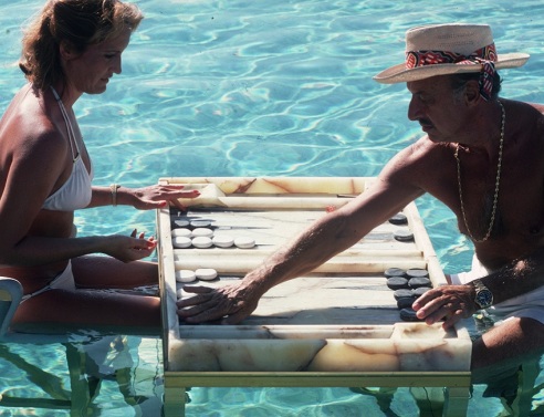 Η Carmen Alvarez παίζει τάβλι με τον Frank “Brandy” Brandsetter, έναν κατάσκοπο πληροφοριών των ΗΠΑ.