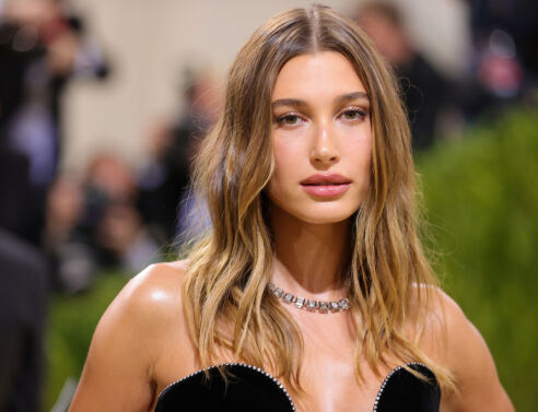 Η Χέιλι Μπίμπερ στη νέα καμπάνια του Jimmy Choo