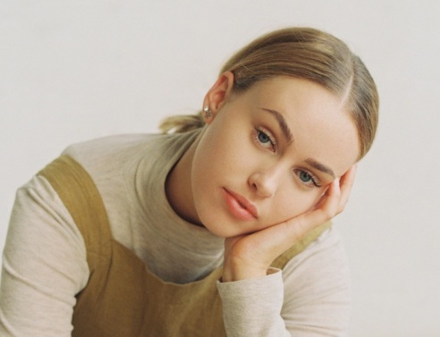 Ξανθιά γυναίκα με πιασμένα μαλλιά χαμηλό κότσο