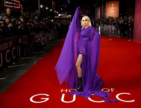 House Of Gucci: Η Lady Gaga με μοβ φόρεμα και διχτυωτές κάλτσες στην πρεμιέρα της στο Λονδίνο