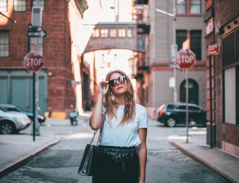 Γυναίκα με μαύρη φούστα