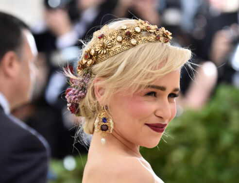 Η Εμίλια Κλαρκ στην εκπομπή The Tonight Show του Τζίμι Φάλον απέδειξε πως είναι ένα ταλαντούχο αστείο κορίτσι. 