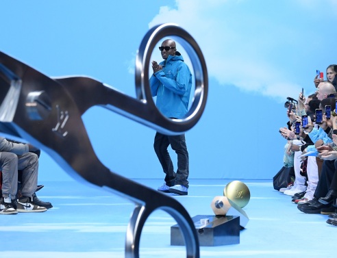 Ο Virgil Abloh στην Εβδομάδα Μόδας στο Παρίσι στην παρουσίαση της ανδρικής σειράς της Louis Vuitton, Ιανουάριος 2020