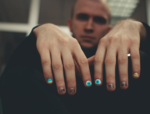 Τρεις μουσικοί που κυκλοφορούν σειρές με βερνίκια νυχιών 