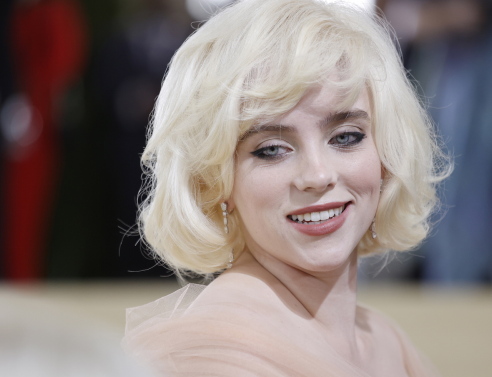 Η Billie Eilish έγινε καστανή 