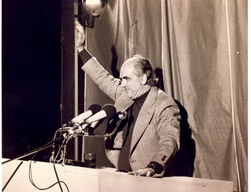 Ο Ανδρέας Παπανδρέου σε προεκλογική ομιλία το 1974