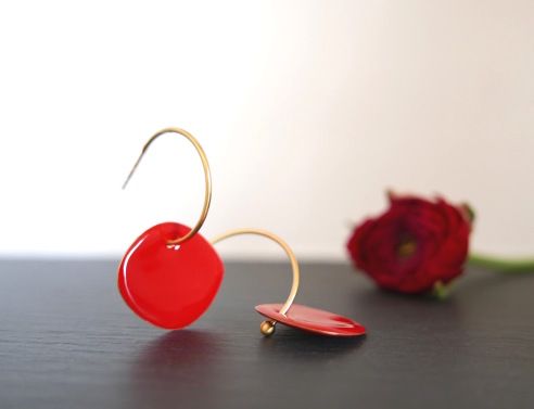 Τα πολύχρωμα κοσμήματα από σμάλτο της Ελένης Ιωαννίδη