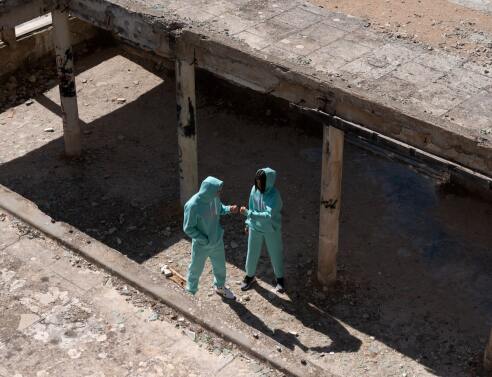 Άνδρας και γυναίκα σε εγκαταλελειμμένο κτίριο - Φωτογράφηση ρούχων μόδας - Theta Clothes