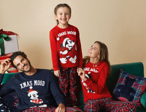 Άντρας, γυναίκα και κορίτσι στην καμπάνια της χριστουγεννιάτικης συλλογής Yamamay