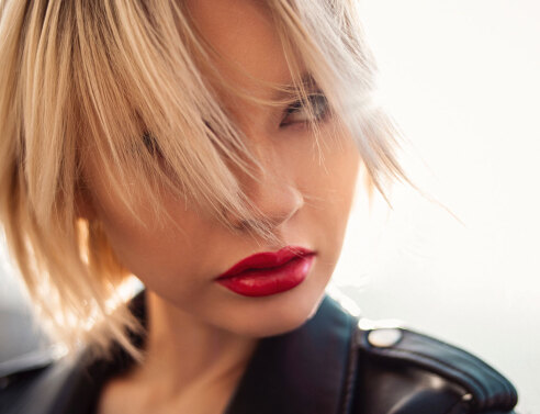 Ξανθιά γυναίκα με κόκκινο κραγιόν στα χείλη