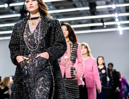 Μοντέλα στην πασαρέλα Chanel Metiers