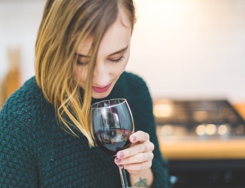 Κόκκινο κρασί: Οι ευεργετικές ιδιότητές του στην αντιγήρανση του δέρματος και τις επιδερμίδες με ακμή - Τρόποι εφαρμογής του.