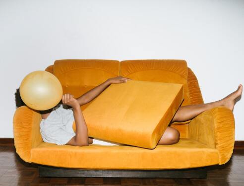 FOGO ή Fear Of Going Out είναι ένα νέο φαινόμενο που περιγράφει τη διστακτικότητα των ανθρώπων μετά την πανδημία να βγουν από το σπίτι τους. 