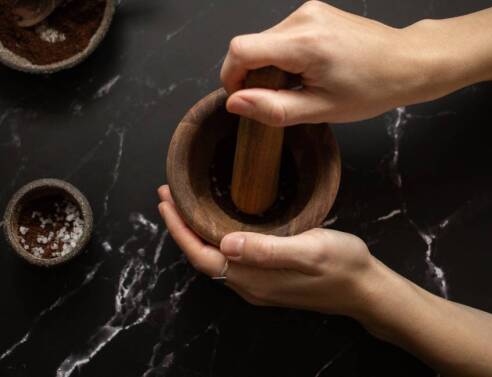 Συνταγή για scrub χεριών με υλικά που θα βρεις στο ντουλάπι σου