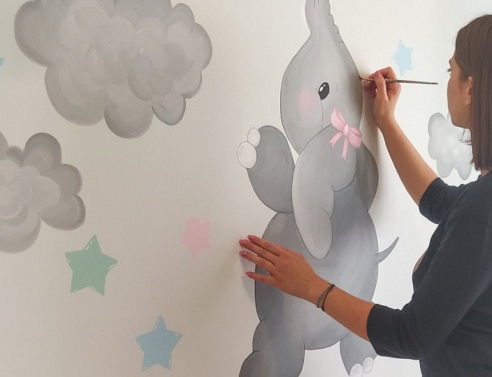 Η Ελισάβετ, που έχει τον λογαριασμό art._.mum, σχεδιάζει σε έναν τοίχο.