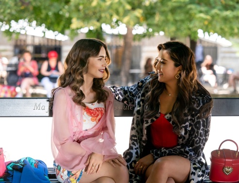 Οι ηθοποιοί Lily Collins και Ashley Park στη σειρά Emily in Paris