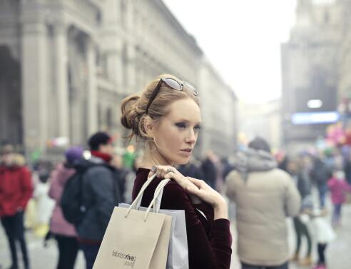 Οι MSCHF ανεβάζουν φάρσες με τις οποίες κοροϊδεύουν τη μόδα, τον κόσμο της και τις συνήθειες των καταναλωτών. 