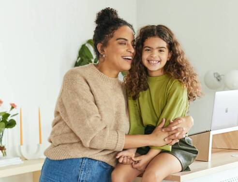 Μαμά και κόρη αγκαλιά