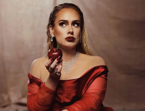 Η Adele με  κόκκινη δημιουργία Vivienne Westwood