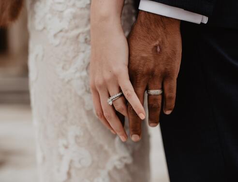 Τα συνθετικά διαμάντια που φτιάχνονται στο εργαστήριο είναι η νέα τάση στη βιομηχανία του κοσμήματος και κοστίζουν πολύ λιγότερο.