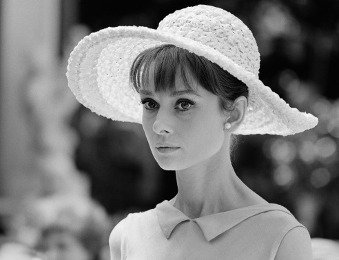 Η Audrey Hepburn με λευκό μεγάλο καπέλο