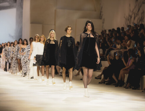 Μοντέλα στην πασαρέλα Chanel Cruise Fashion Show 2021-22
