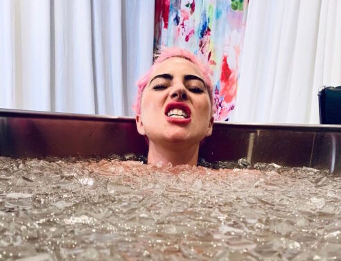 Ice baths: Μια πρακτική του Wim Hof, που υπόσχεται ευεξία και καλή υγεία, έχει ξετρελάνει τους celebrities. Τι είναι;