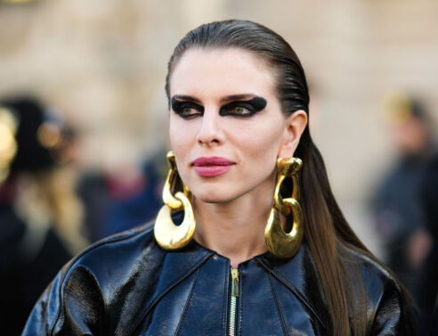 Julia Fox: Ποια είναι η γυναίκα που την Πρωτοχρονιά έγινε ο νέος έρωτας του Kanye West. Πώς γνωρίστηκαν, ποια είναι η μέχρι στιγμής καριέρα της.