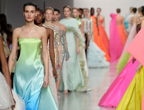 Μοντέλα με χρωματιστά ρούχα στην επίδειξη μόδας της Σίλιας Κριθαριώτη στο Παρίσι για τη σεζόν SS22