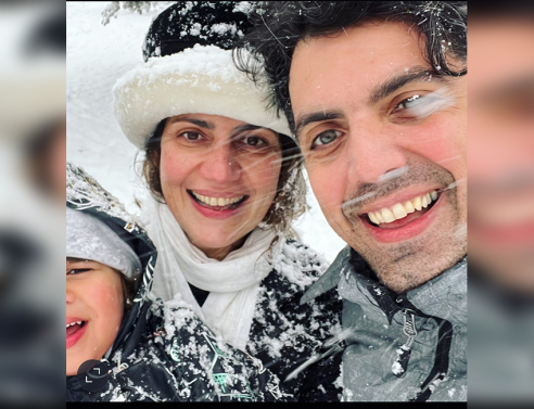 Ο Δημήτρης Παπαδόπουλος με τη σύζυγό του και το παιδί τους στα χιόνια