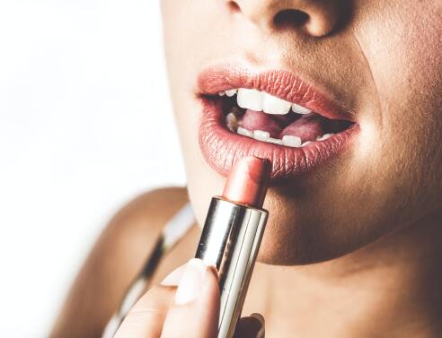 Συμβουλές ομορφιάς: 4 «κανόνες» του μακιγιάζ που μπορείς άνετα να αγνοήσεις, καθώς δεν ταιριάζουν σε όλα τα δέρματα. 