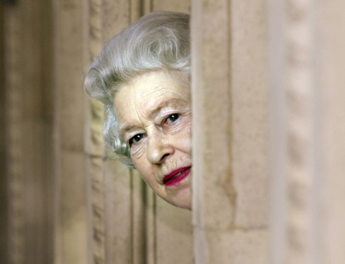 Η βασίλισσα Ελισάβετ II κοιτάζει σε μια γωνιά του Royal Albert Hall κατά τη διάρκεια μιας ξενάγησης στην αίθουσα συναυλιών, 2004