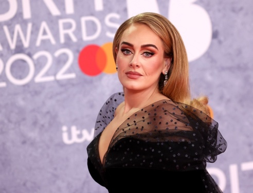 Η τραγουδίστρια Adele στην απονομή των BRIT Awards